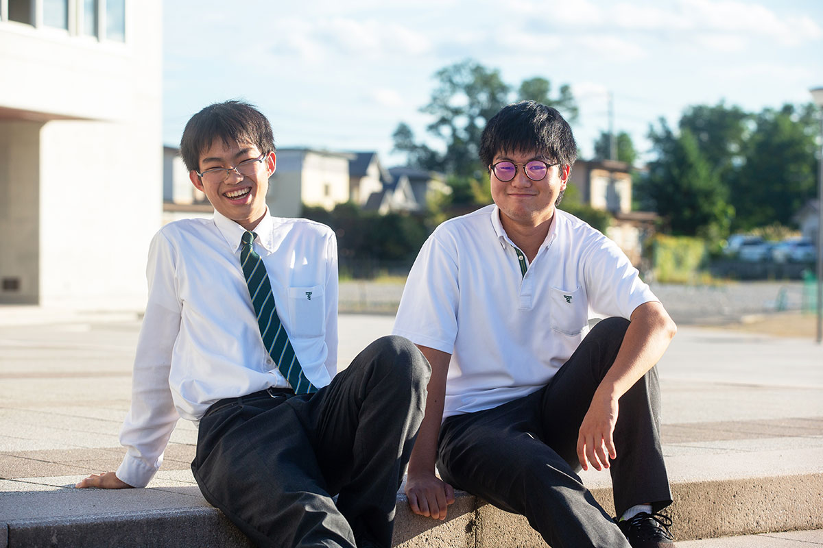 笑顔の三浦さんと林さん。学校生活が充実しているのが伝わってくる表情です。青春っていいですね