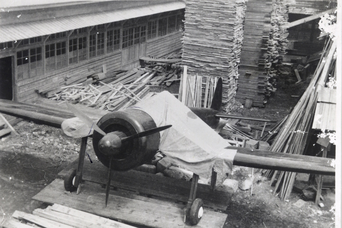木製おとり飛行機（写真提供：天童木工）