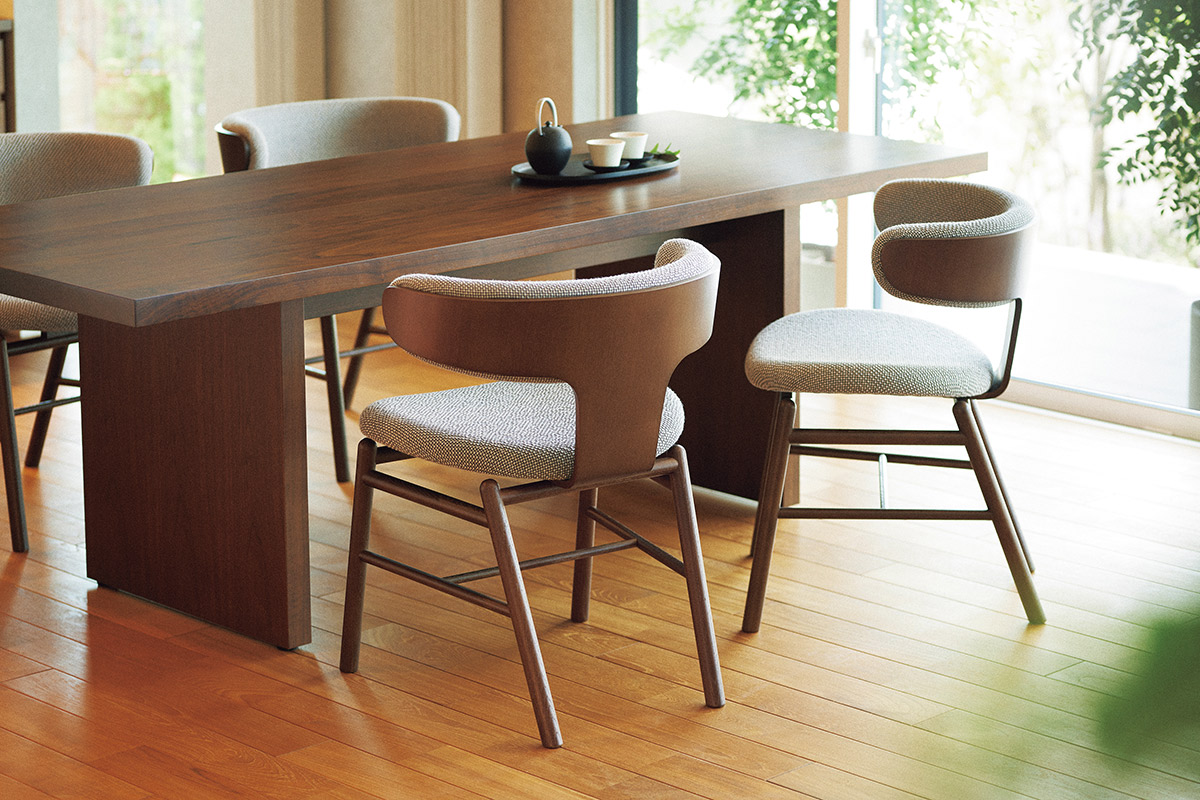 Swing chair／Design: 中村拓志＆NAP建築設計事務所成形合板ならではの木のしなりとやわらかな張りにより、ゆったりした座り心地を追求。T字型の背は肘置きの機能も（写真提供：天童木工）