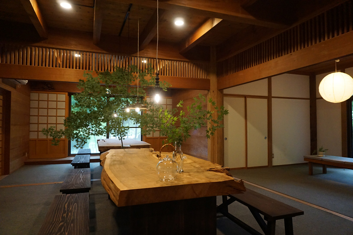 天然木のテーブルが調和する八宝堂店内。築30年以上の趣のある日本家屋は、2020年夏のオープンにあたって電気配線と家具を設置したのみで、内装は当時のまま使用されています（写真提供：八宝堂）