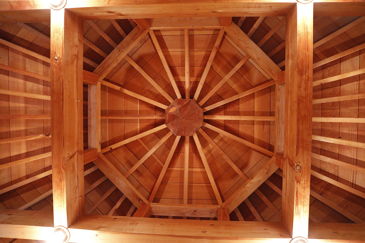 屋根裏部屋から見える八角形の天井は圧巻。日本建築の強さと美しさが随所に感じられます