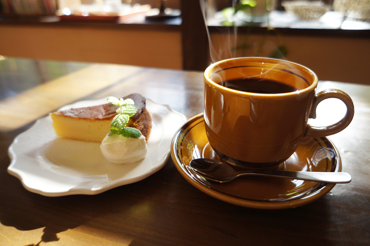チーズケーキとあかりブレンドのデザートセット。「コーヒーにはチーズケーキが合うので、通年お出ししております」と清野さん
