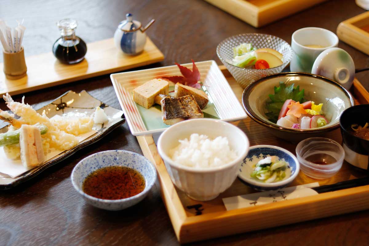 「てるの和み飯」（1500円）。お造り、焼き物、天ぷら、茶碗蒸しなどランチでも会席のような品数の多さ