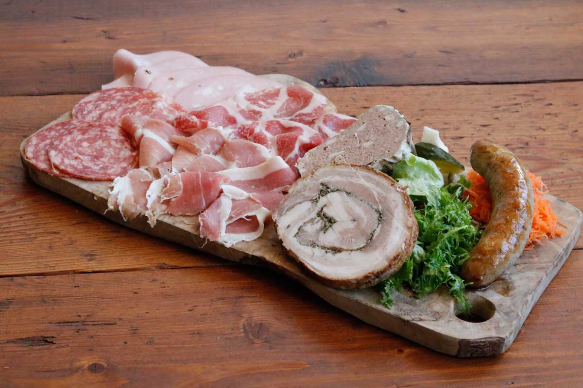肉の前菜盛り合わせ（3,580円）　一番右端から時計回りにサルシッチャ・ポルケッタ・プロシュート・サラミ・モルタデッラ・コッパ・パテドカンパーニュ