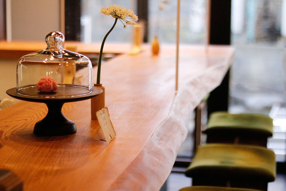 「テーブルごとに季節のお花は欠かさないようにしています」と木村さん。カウンターにはこの日“アリウムコワニー”が飾られていました