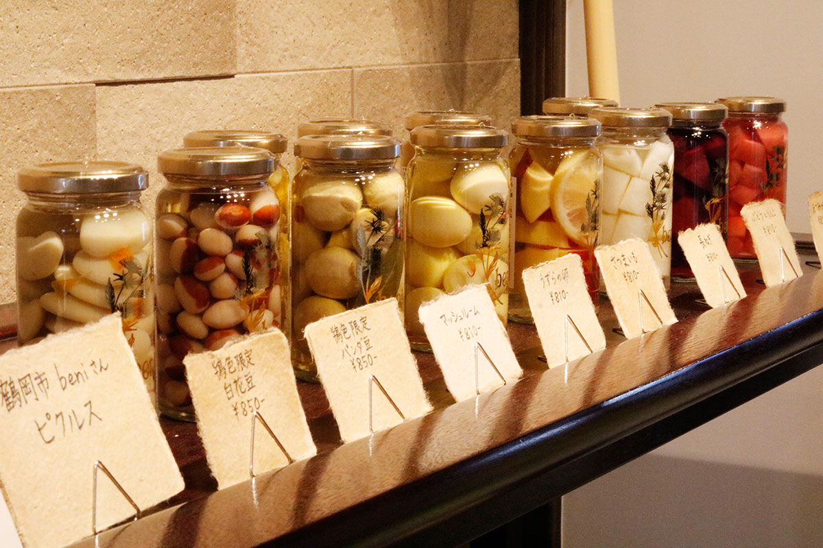 鶴岡市の「beni.」のピクルスは税込810円から。季節の野菜や果物のピクルスのほか、鴇色オリジナルで製作してもらったという「花豆とマリーゴールド」（税込850円）・「パンダ豆」（税込850円）も