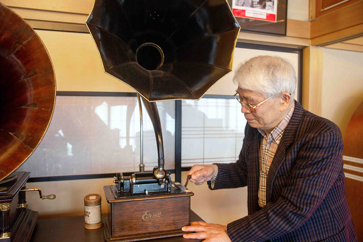 菅原さんに山形の楽器屋さんで運命の出会いをもたらした、エジソン社製の蓄音機。「これは1910年くらいのものです。動力はゼンマイ式ですね」