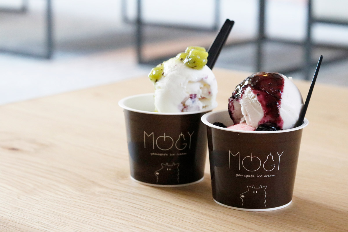 MOGYのメニューは「シングル」(税込432円)、「ダブル」(税込540円)。８種類のお好きなフレーバーのアイスクリームに、オプションのフルーツソースをかけることでより果実を感じる深い味わいに。組み合わせは無限大！その日の気分で選んでみて