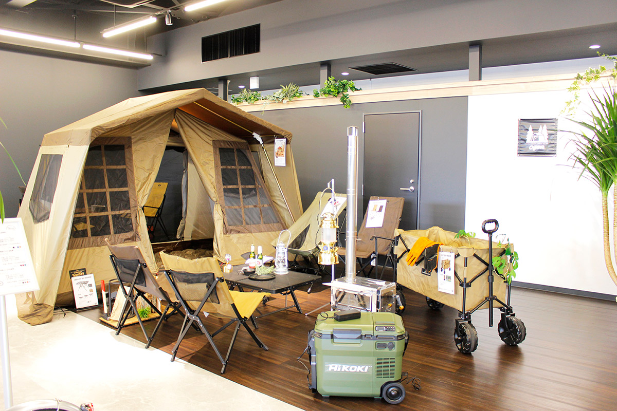日本の老舗アウトドアブランド「ogawa」のテントをはじめチェア、ストーブなどのキャンプグッズ。これからアイテム数をもっと増やしていく予定なんだとか