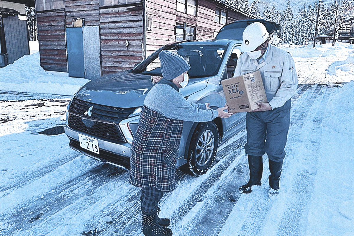 2022年12月に発生した豪雪時の車両利用の様子。エクリプスクロスPHEVを利用し、町の職員が飲料水の配達などを行いました（写真提供：小国町）