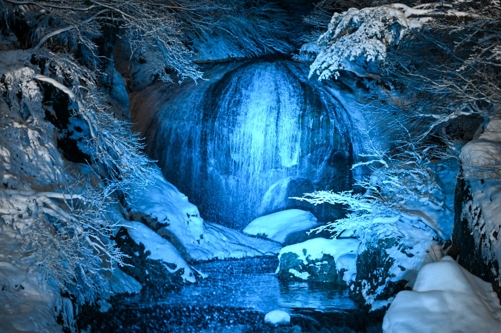 翡翠色の渓谷美「関山大滝」