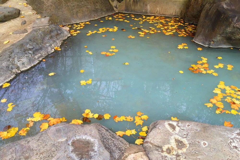落ち葉が舞う滑川温泉の露天風呂でも癒やされたい