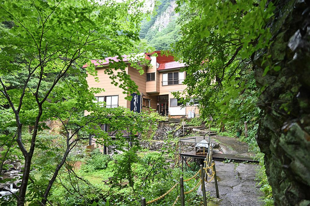 山形県随一の秘湯「大平温泉」の旅館「滝見屋」