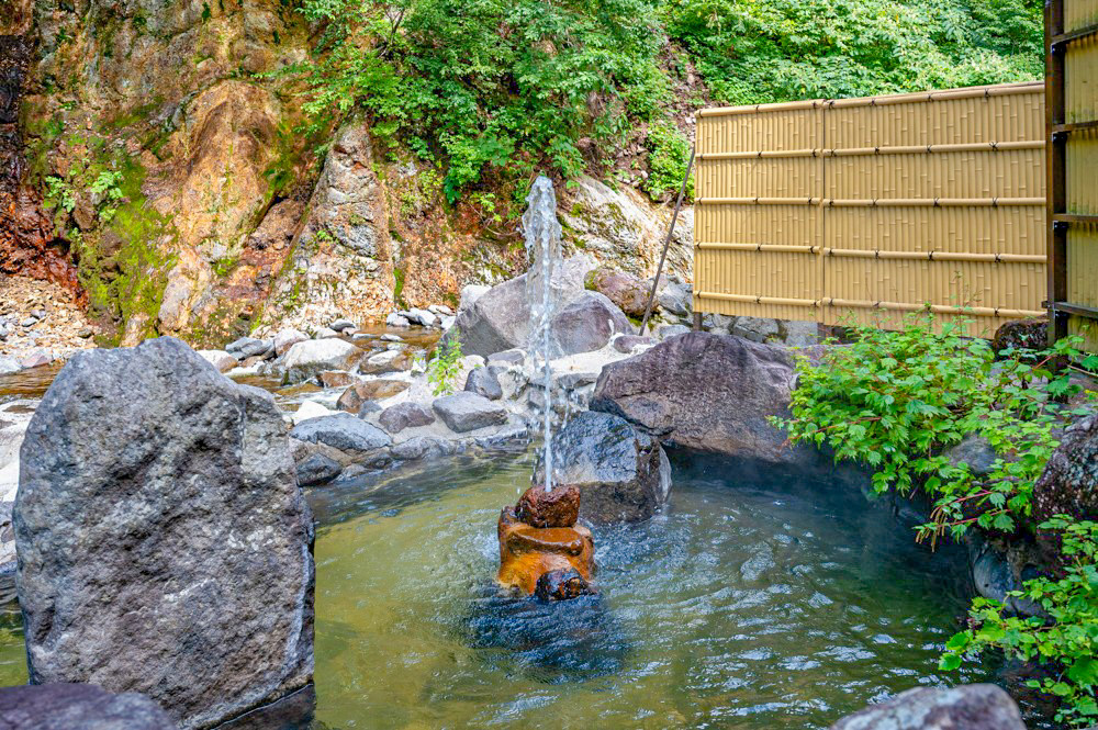 旅館「滝見屋」には、源泉かけ流しの露天風呂が4つある
