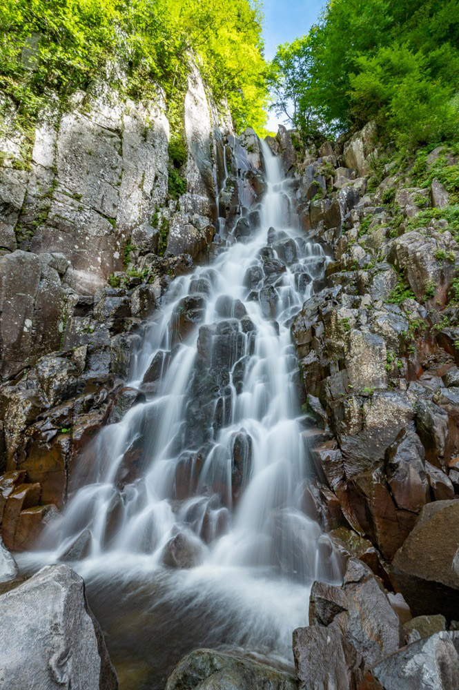 柱状節理の巨岩の階段を豪快に流れ落ちる美しい滝