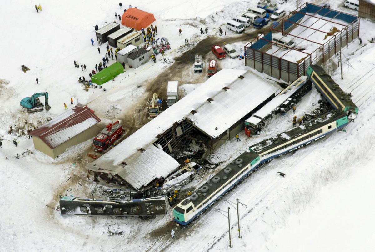 大雪の2005年12月25日に起きたJR羽越本線特急いなほ脱線転覆事故。6両編成のうち、5両が脱線、多くの死傷者が出ました（写真提供：山形新聞社）