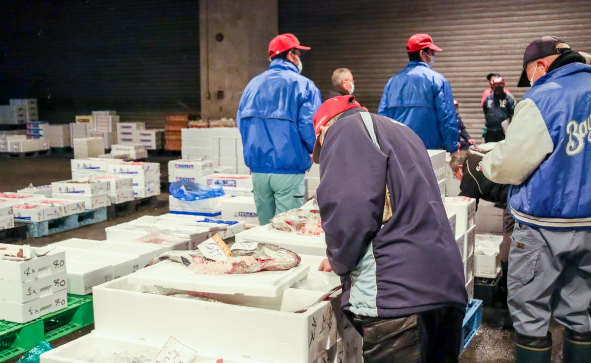 山形支社のある山形市公設地方卸売の様子。取り扱いの主力である鮮魚や水産加工品、冷凍物などの卸売・販売を行っています