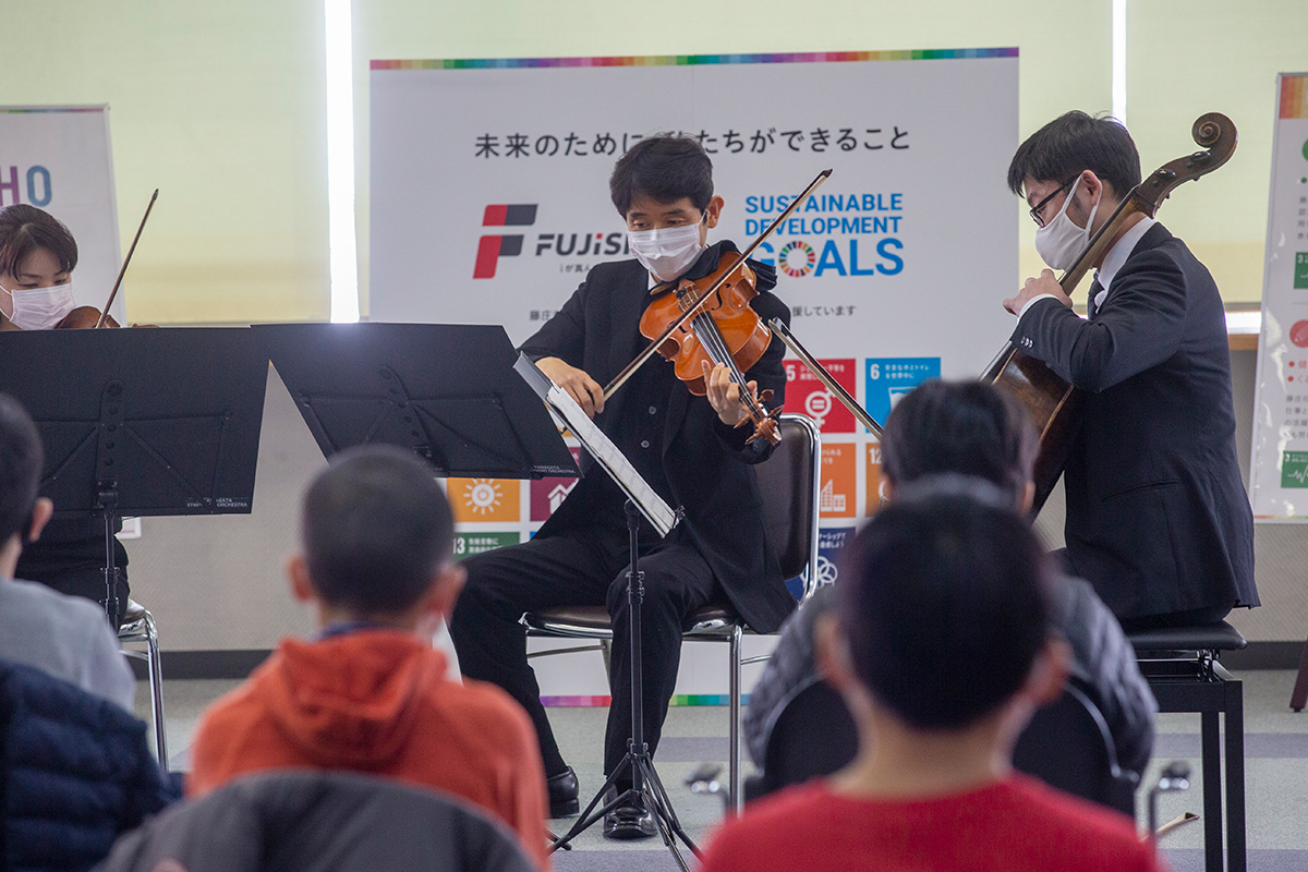 「蔵王の森コンサート」で弦楽四重奏の演奏に耳を傾ける小学生たち。「地元の子どもたちを、地元の企業が支えていくというメッセージを強く感じた」と西濱さんはいいます