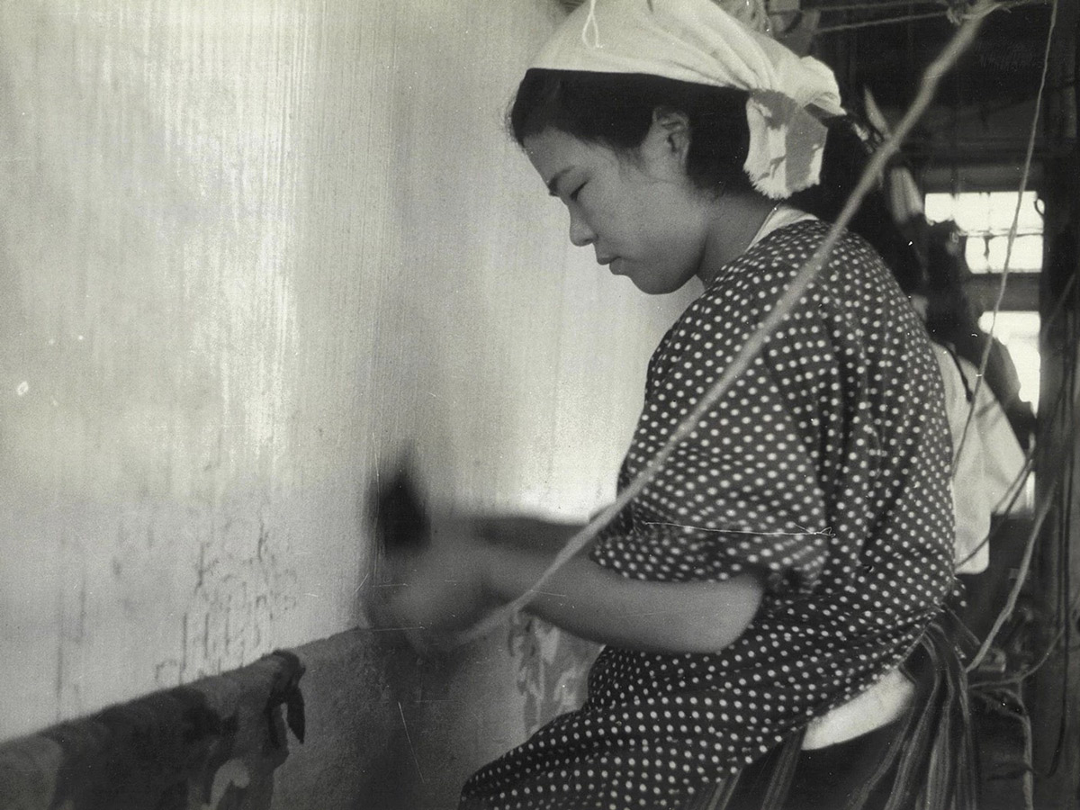 創業当時の様子。地元で暮らす女性たちが、織り手として活躍しました（写真提供：オリエンタルカーペット株式会社）