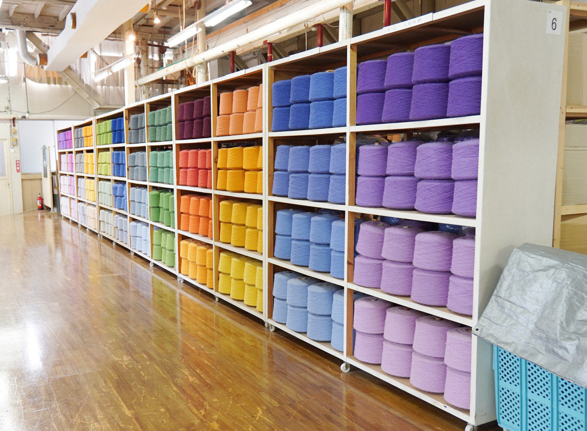 工場内には2万色程の染色済の糸がストック。色の配合から染色まで全て同社内で行なっています