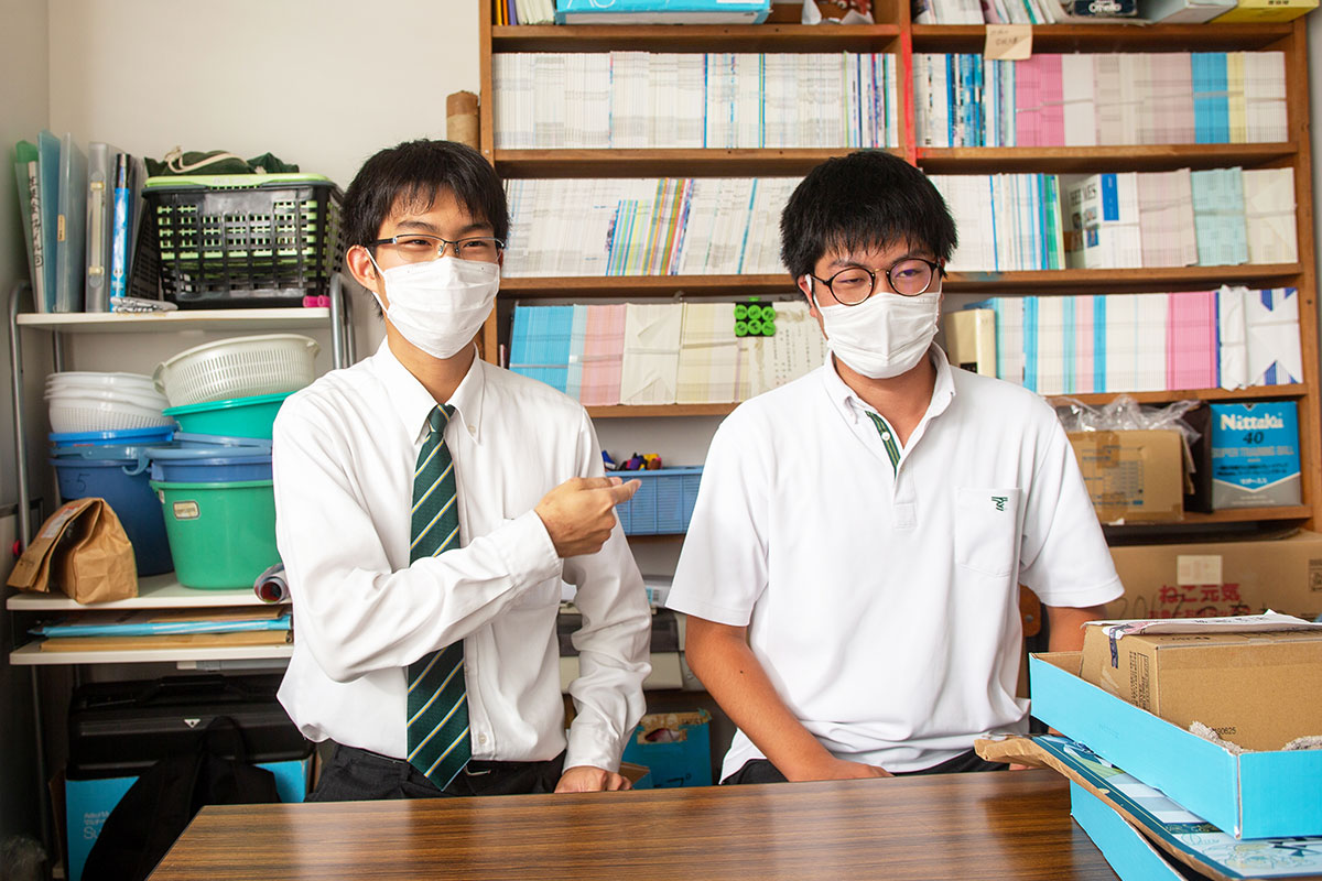（左から）総合進学コース３年生の総務部長の三浦崇椰さんと、同じく生徒会総務次長の林 佳汰さん。取材中の掛け合いも、息がピッタリな2人
