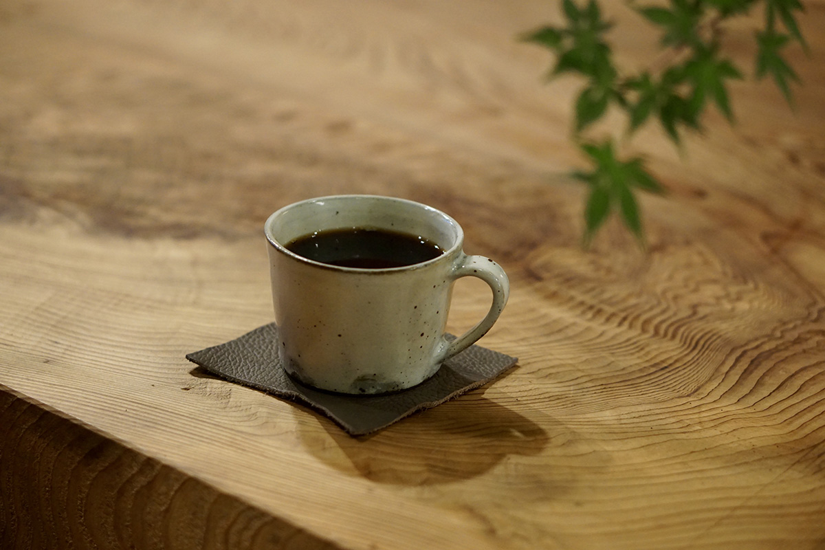 山形市内にある焙煎所AURORA COFFEEのオリジナルブレンド。苦味と酸味の調和が心地よい一杯です。蔵王の大自然の中でゆっくりといただくハンドドリップコーヒーは格別です