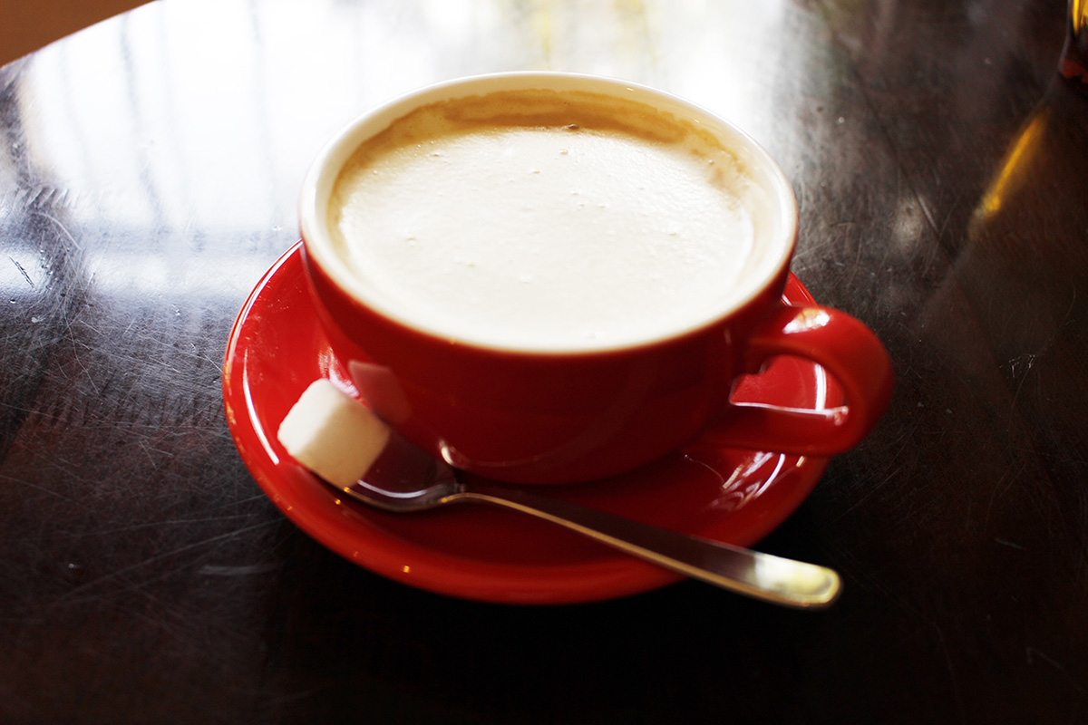 キャラメルカフェオレ（650円）。インスタ映えする真っ赤なコーヒーカップは元気もチャージできそう