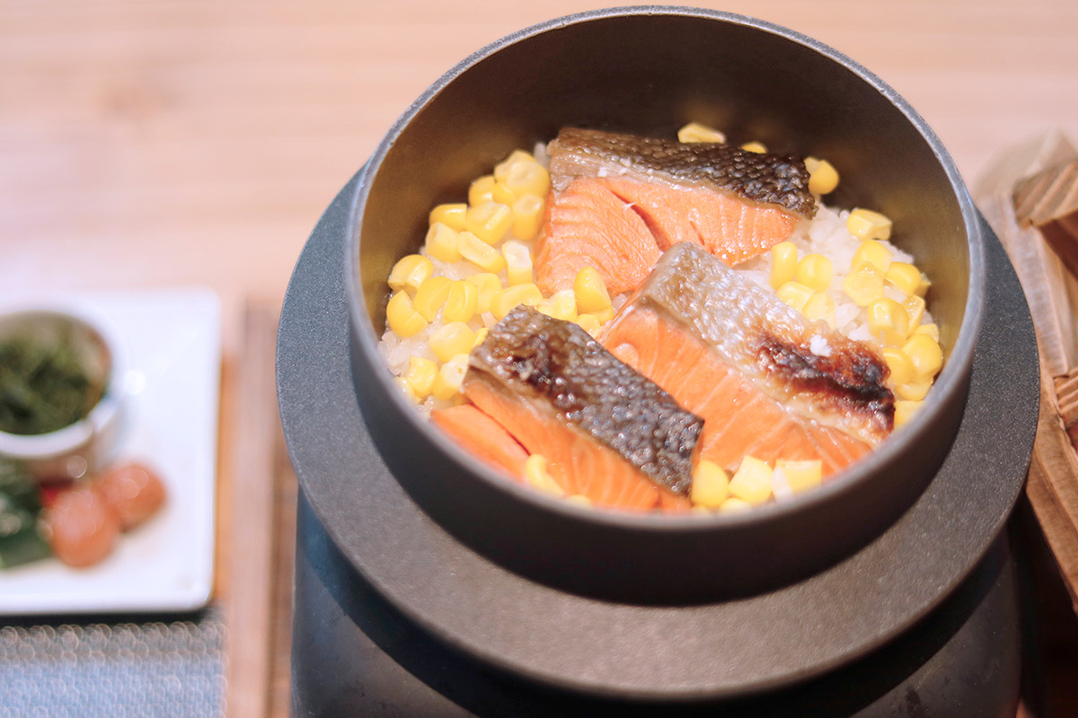 紅鮭ととうもろこしの釜飯