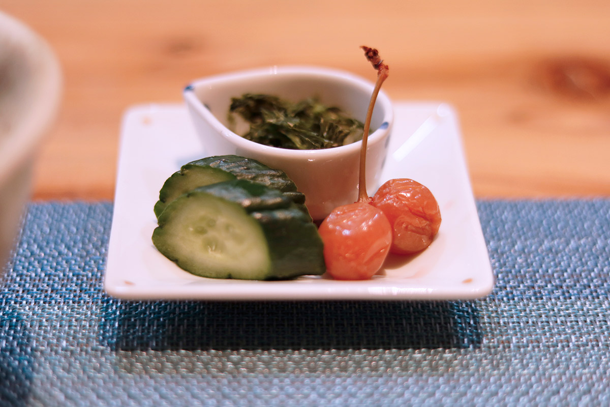 お茶漬けの付け合わせ、香のもの。しわくちゃな姿も愛おしい、さくらんぼのお漬物も佐藤さんお手製