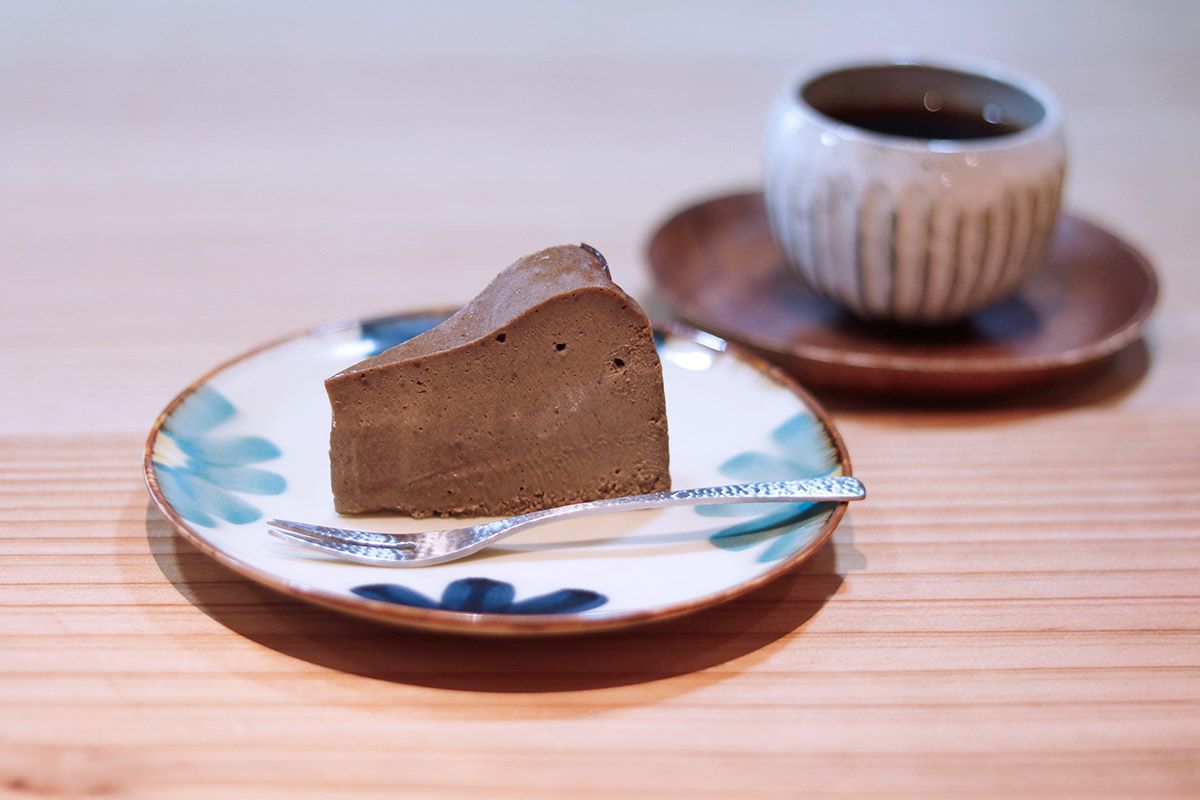 ほうじ茶のチーズケーキは夜コースの人気メニュー。香味深いほうじ茶と濃厚でくちどけのよいクリームチーズが心を和ませてくれます。お酒とこちらをいただきたいなら、ぜひディナータイムにご予約を