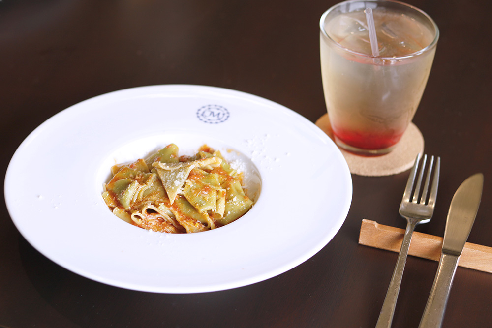 ウコギを練り込んだマルタリアーティ(手打ちパスタ)のトマトソース