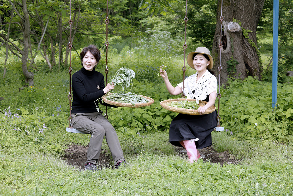 近所に住む親友の黒田三佳さん宅の敷地にて。「かてもの」との出会いは黒田さんとの交流が発端でもありました