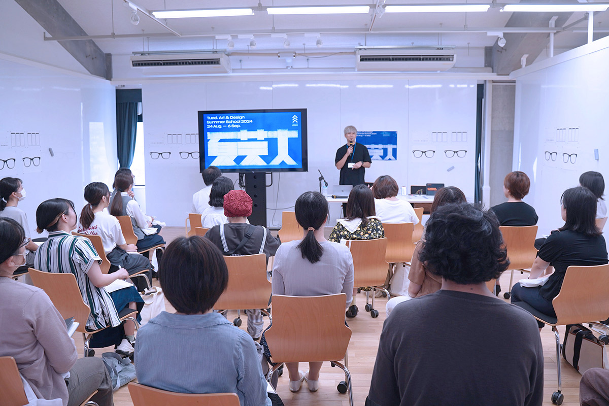 本間拓真先生の平日講義「ウェブってこんなことまでできる！もっと楽しいウェブの世界」。受講者からは「ウェブデザインの基礎知識を学ぶ座学だと思ったら、グループワークで予想以上に盛りあがった」「自分たちに無い発想を、他グループが発表していて感心した」「時間があっという間だった」なんて声も（写真提供：東北芸術工科大学）