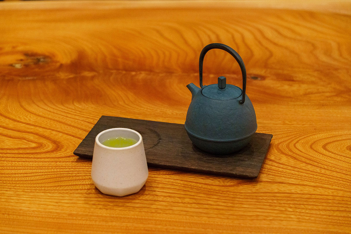 さっぱりとした味わいの中に玄米の香ばしさが感じられる「桃生茶 玄米茶」（税込540円）は同じく3月19日よりスタートした新メニュー。生産量もごくわずかで希少なお茶だという桃生茶はまろやかな風味が特徴で、農家さんから直接茶葉を仕入れ提供しているそう。鴇色で使用する急須や湯呑、カップは作家さんの作品や木村さんが古物市で出会ったというもの。器づかいにもこだわりが溢れています（画像提供：鴇色）