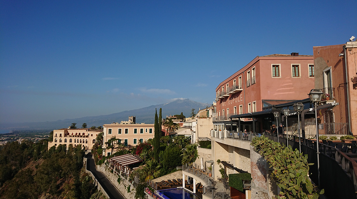 エトナ山がまちから見えるシチリア島。この景色が鳥海山と重なり、余計に親近感があったそう（写真提供：Oriori）