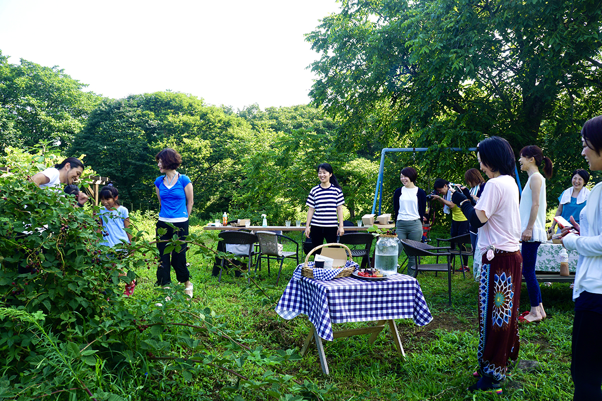 里山の原っぱでヨガの後、ピクニックをする様子（画像提供：黒田三佳さん）