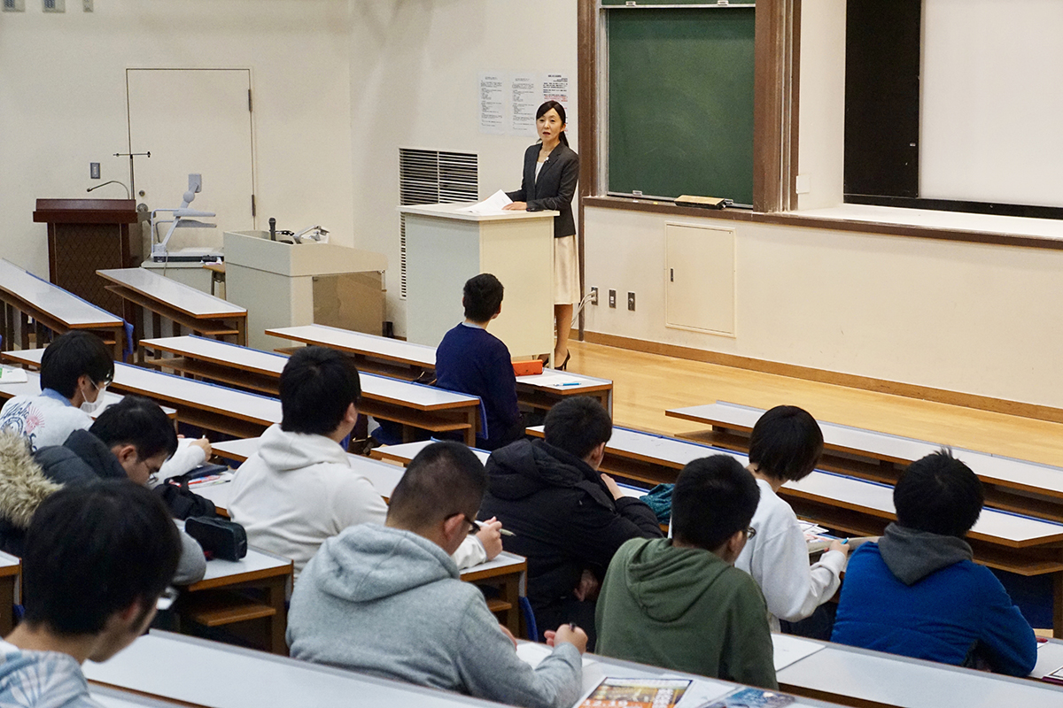2019年山形大学にて講義を行う三佳さん。現在はオンラインでの活動も増えたそう（画像提供：黒田三佳さん）