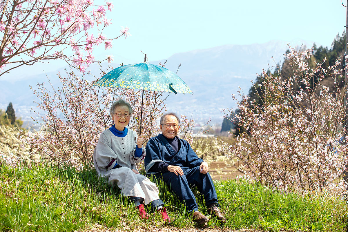 山形市内を一望できる工房の前で