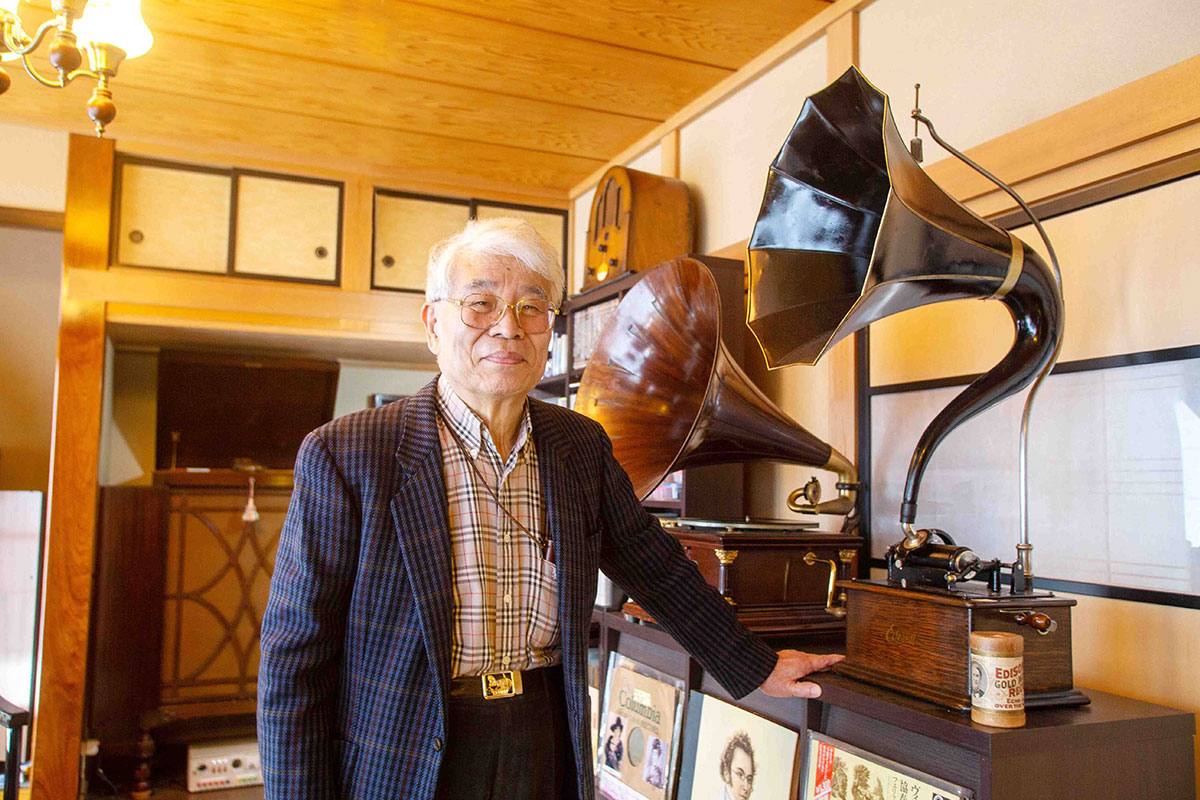「これはエジソン社のものです。この蓄音機との出会いが私のコレクター人生の始まりですね」と菅原和雄さん　※撮影時はマスクを外していただいています