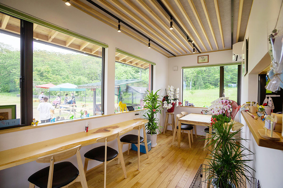 大きな窓で開放的なカフェスペースからはロイちゃんの厩舎が、晴れた日には蔵王連峰が一望できる心地よい窓際席