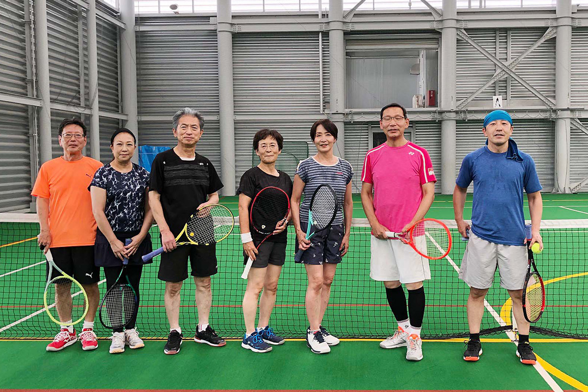 テニス仲間の皆さんと。右から２番目が鈴木さん