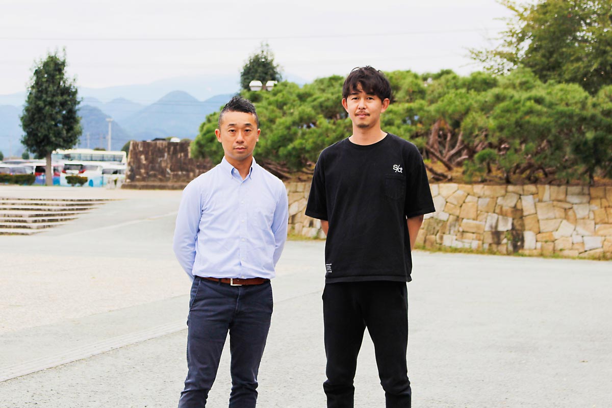 マーケティングチームの安永享祐さん(左)と山﨑蓮さん(右)