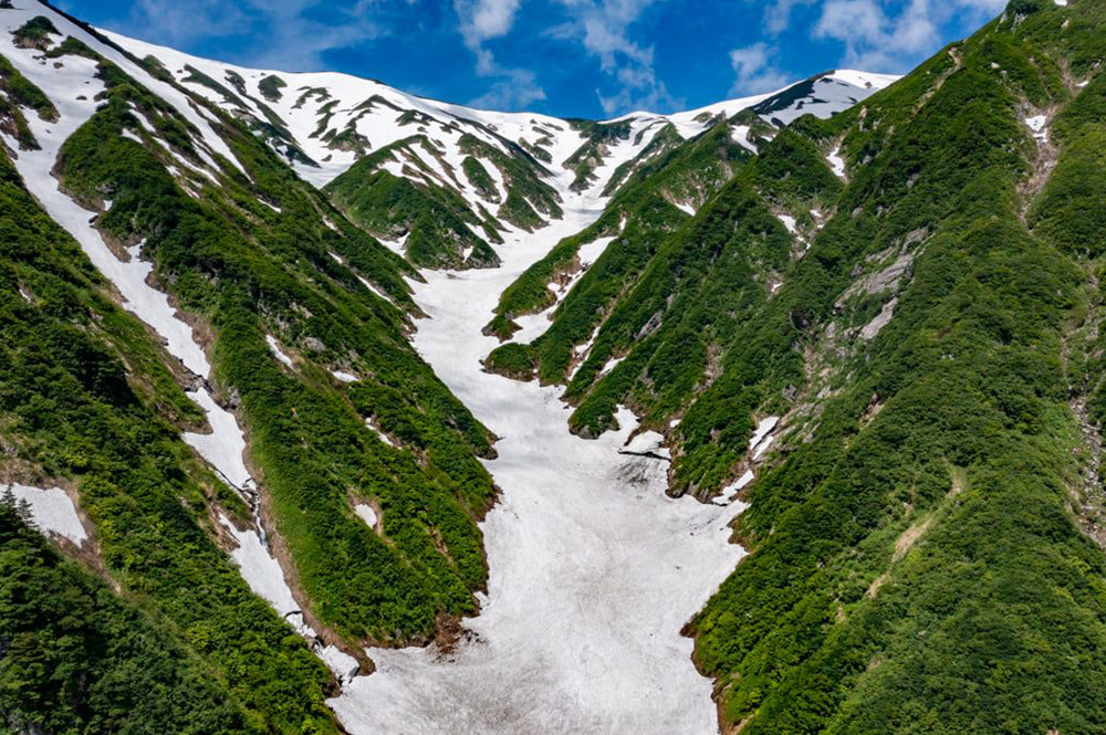 山形県最難関の「大雪渓登山コース」
