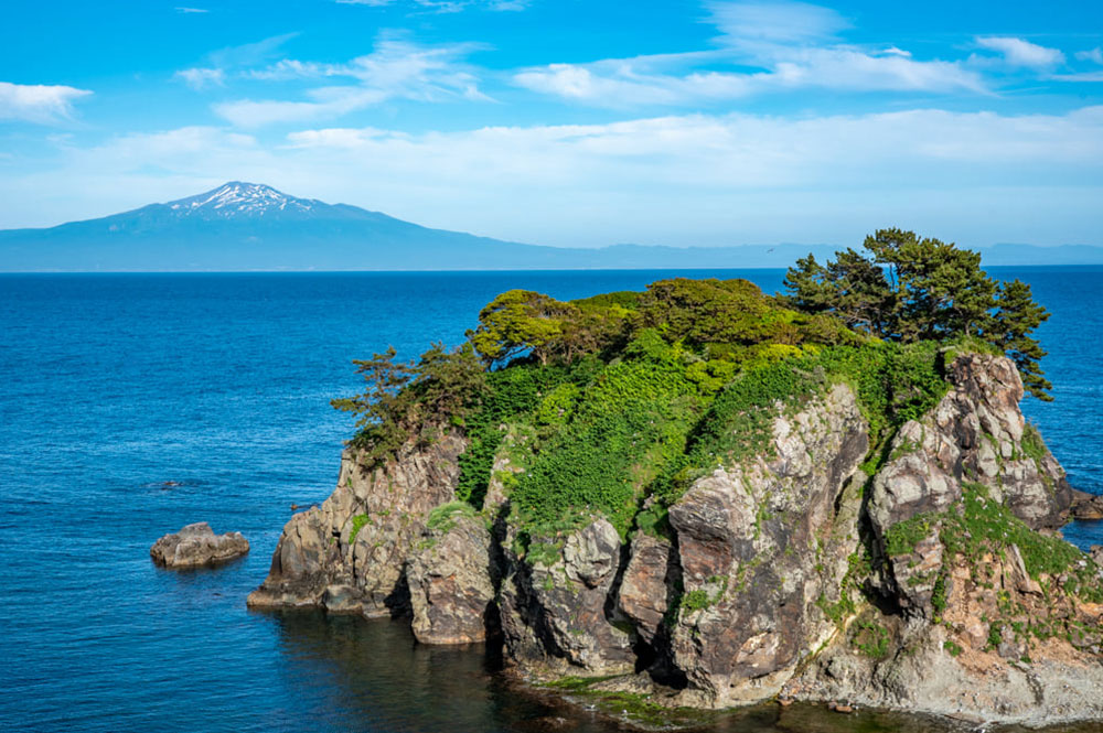 鼻戸崎展望台より「寺島」越しに鳥海山を望む