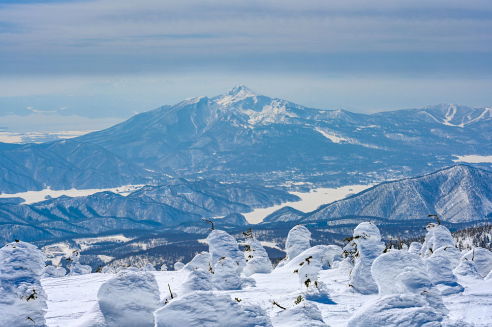 福島県側の磐梯山と桧原湖を望む