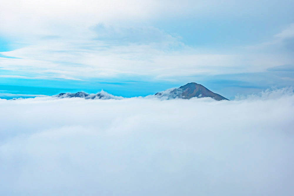 雲海に浮かぶ「大日岳」と「櫛ヶ峰」の山頂