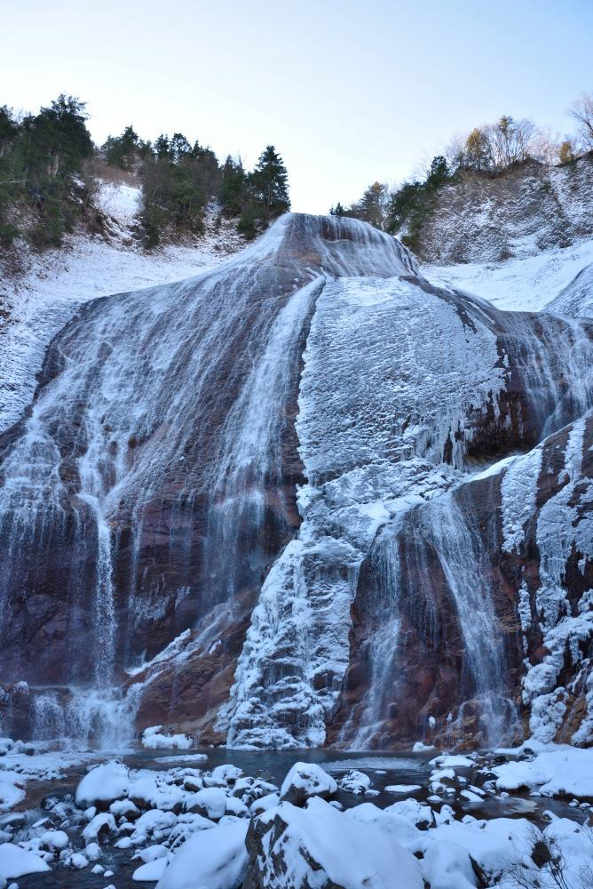 雪と氷に包まれた荒々しい姿の氷瀑