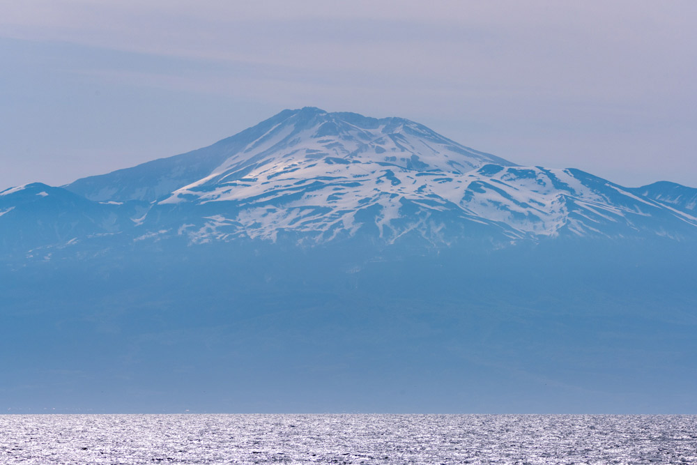 4月＿日本海からそそり立つ鳥海山。残雪のゼブラ柄が美しい