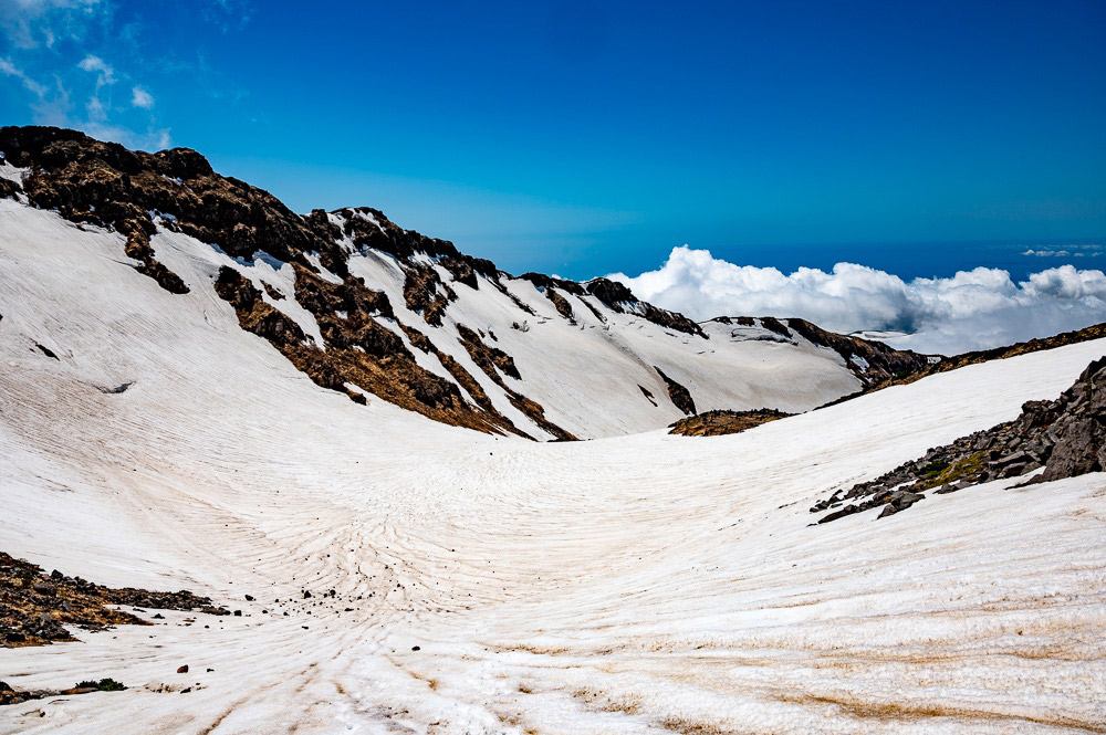 6月＿初夏までは雪渓を登り登山時間を短縮することができる