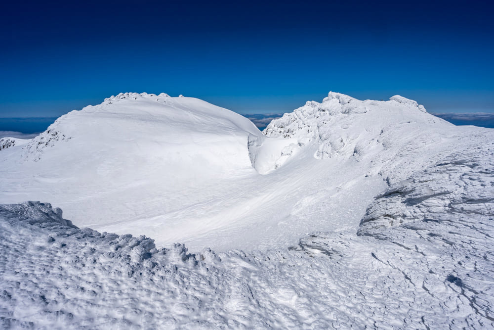厳冬期＿氷と雪に閉ざされる山頂。訪れる人は少ない